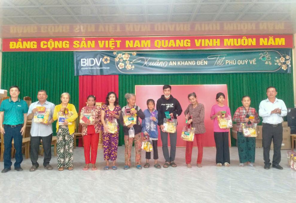 Ngân hàng Đầu tư và Phát triển Việt Nam chi nhánh An Giang tặng quà Tết cho người nghèo xã Nhơn Mỹ