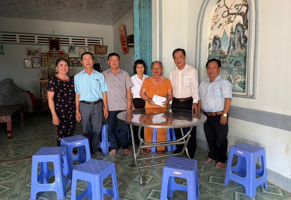 Lãnh đạo Huyện ủy Chợ Mới thăm tặng quà gia đình chính sách tiêu biểu