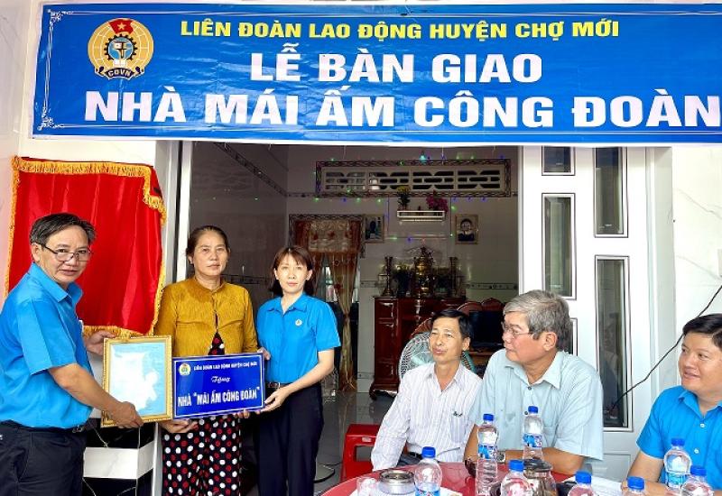 Bàn giao nhà mái ấm công đoàn ở xã Nhơn Mỹ