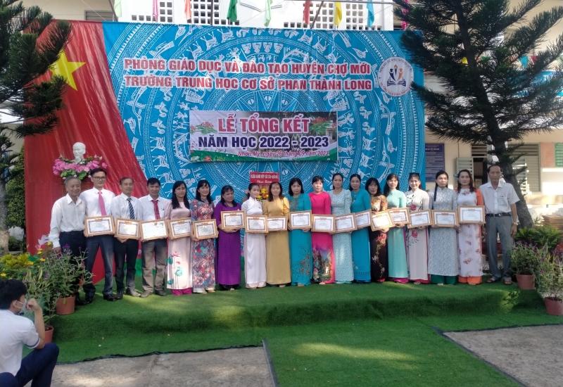 Khen thưởng quý thầy cô tổng kết năm học 2022-2023