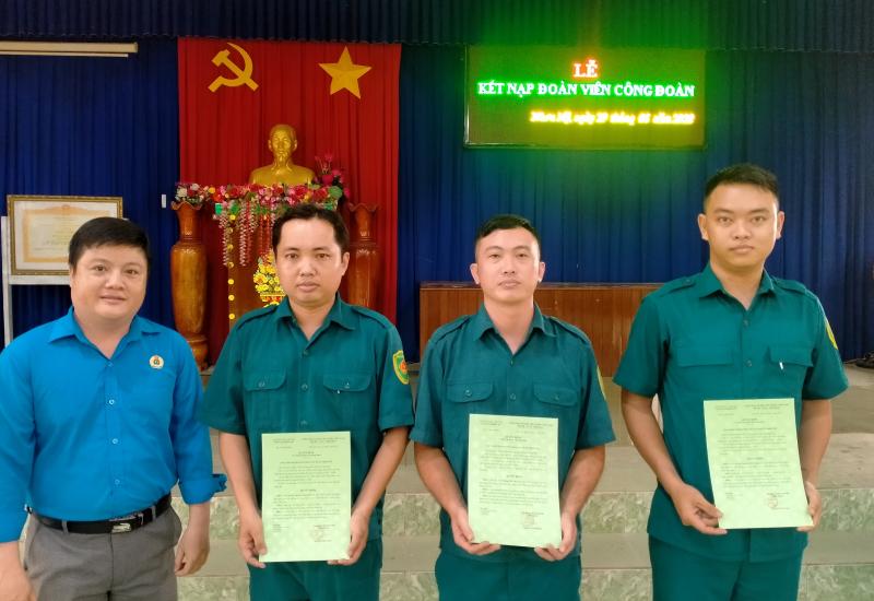 Công đoàn viên nhận quyết định kết nạp