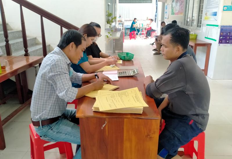 Người lao động khám bệnh tại Trạm Y Tế