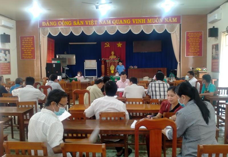 Tổ vay vốn đang làm hồ sơ vay