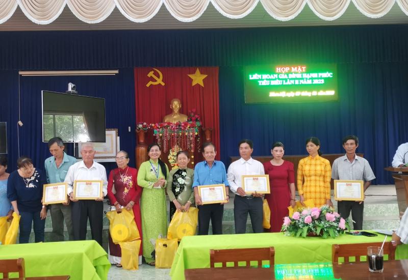 Các gia đình hạnh phúc tiêu biểu lên nhận giấy khen và quà