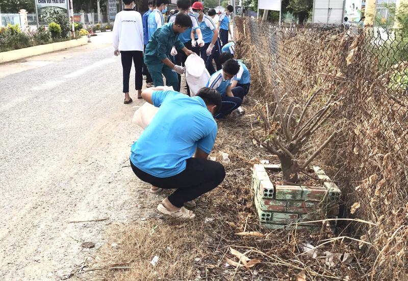 Đoàn viên và học sinh thu gom rác thải