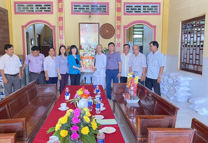 bà Hà Minh Trang - Phó Bí thư Thường trực Huyện ủy tặng quà cho Ban trị sự PGHH xã Nhơn Mỹ