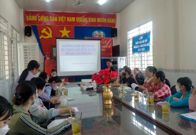 các chị em phụ nữ đang nghe Nhân viên Y tế hướng dẫn