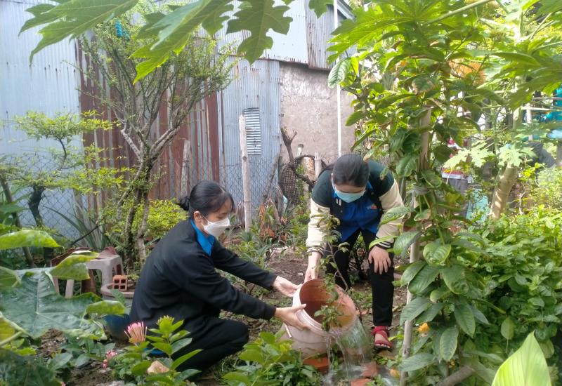 Đoàn viên đang kiêm tra dụng cụ chứa nước có lăng quăng