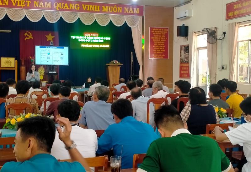 cán bộ VNPT hướng dẫn tổ công nghệ số cộng đồng 