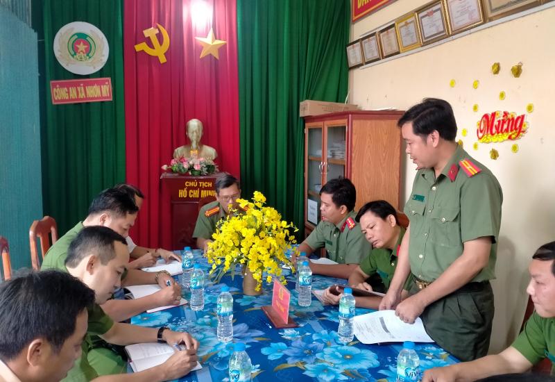 các đồng chí công an đang trao đổi ý kiến