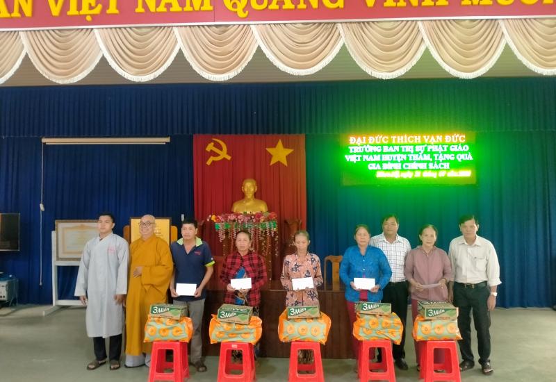Bà con nhận quà