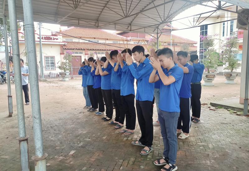 Thanh niên đang thắp hương tưởng nhớ các anh hùng liệt sĩ