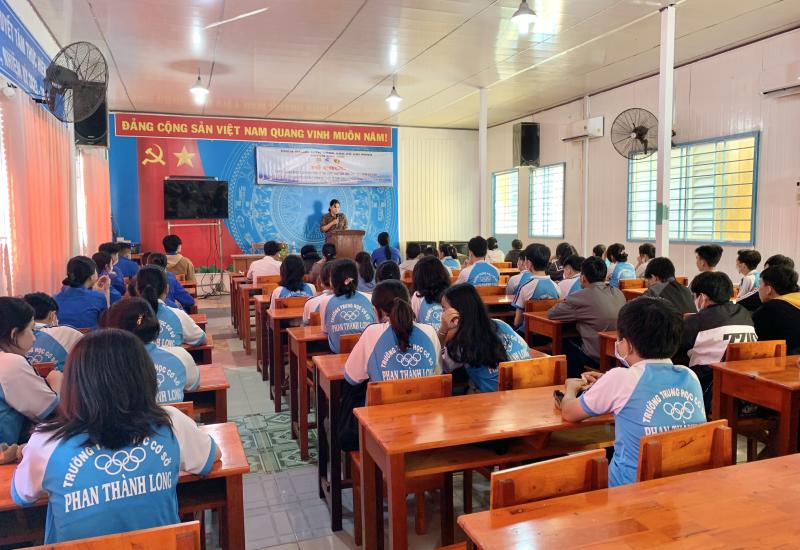 Các em học sinh tham gia buổi tuyên truyền