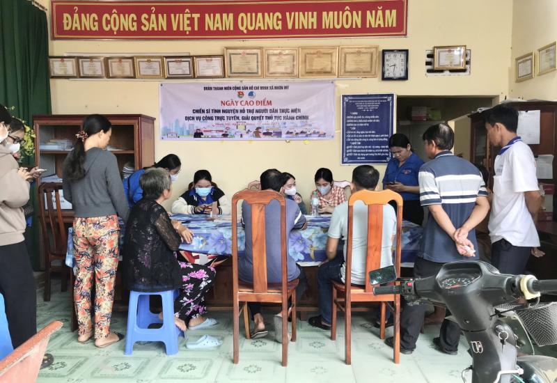 Đoàn thanh niên hỗ trợ người dân đăng ký tài khoản