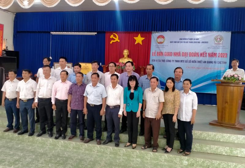 Đại biểu tham dự lễ bàn giao