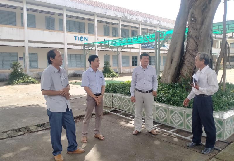 lãnh đạo xã tiếp đoàn giám sát