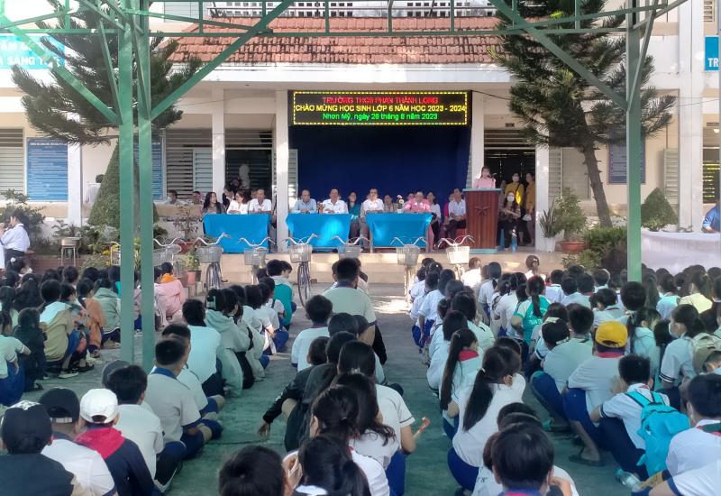 học sinh tham dự lễ bàn giao 