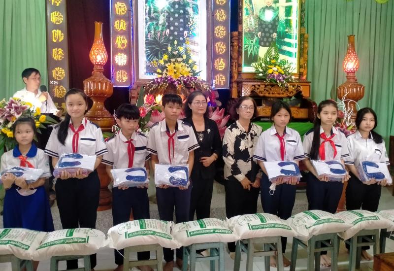 học sinh nhận học bổng
