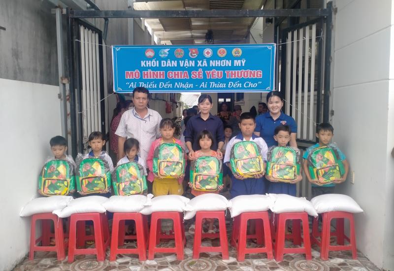Các em nhận gạo và cặp