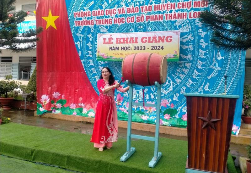 Hiệu trưởng Trần Thị Xuân Oanh đánh trống khia giảng năm học mới