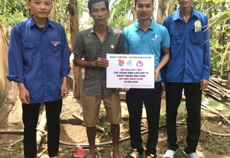 Xã Đoàn trao tặng vốn hỗ trợ khởi nghiệp cho thanh niên