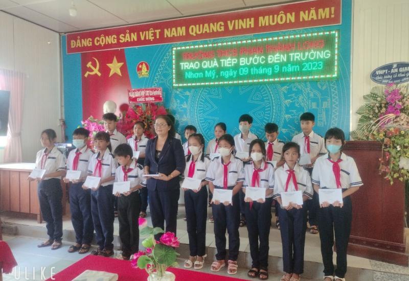 Bà Đặng Thị Láng trao học bổng cho các em
