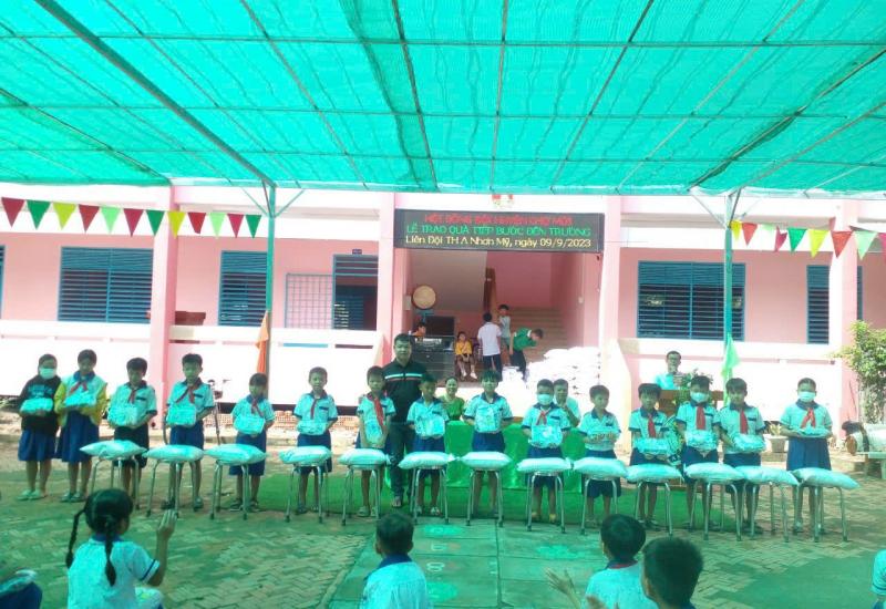 các em học sinh nhận quà tiếp bước đến trường