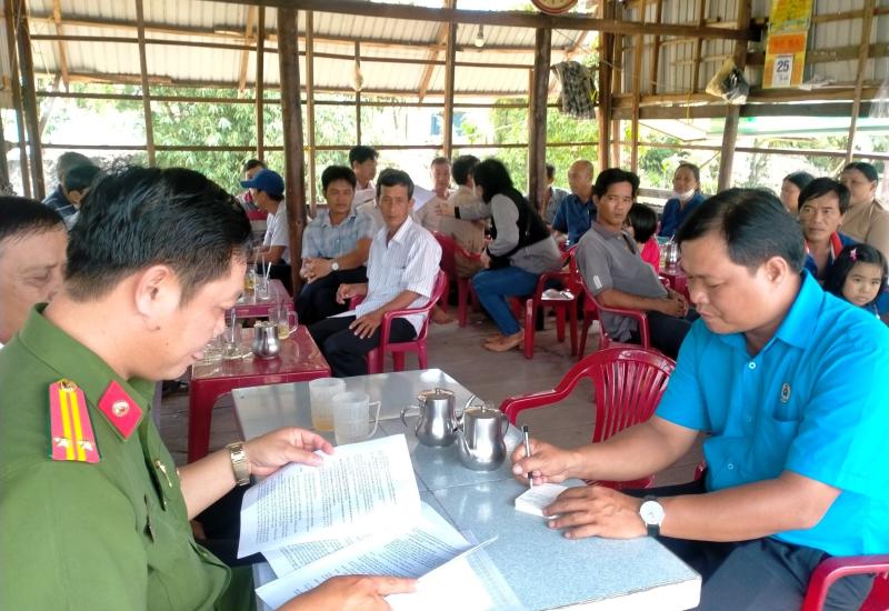 công an cùng với mặt trận tham gia diẽn đàn