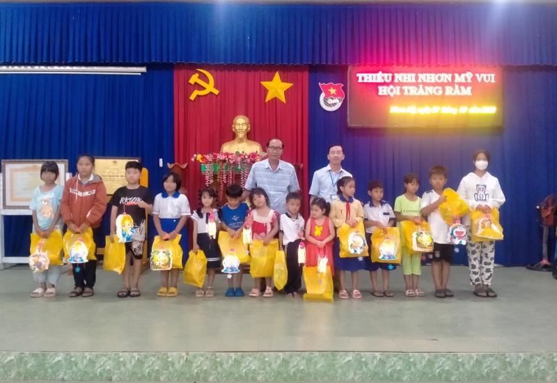 các em nhận quà trung thu