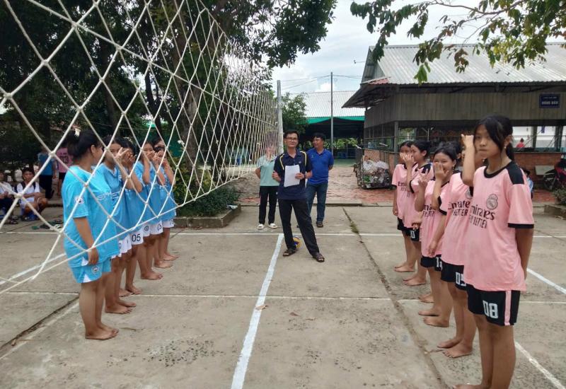 hoc sinh tham gia giải