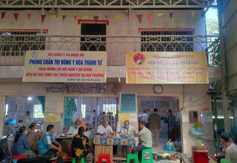 chi hội Đông y - Nam y đang khám chữa bệnh