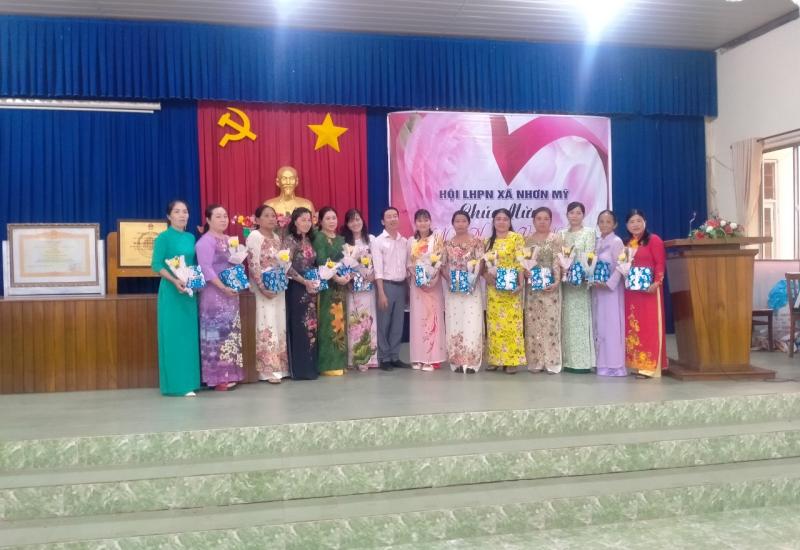 Phó Bí thư trao quà 08/03 cho phụ nữ