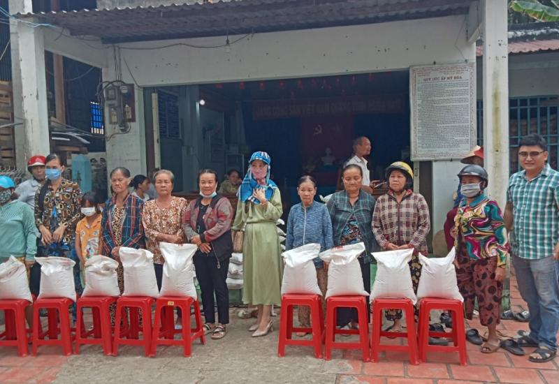 hộ nghèo, hộ cận nghèo