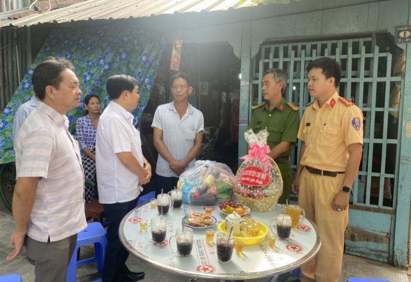 Công an trao quà cho gia đình nạn nhân