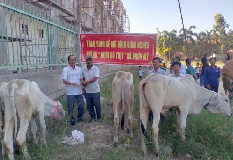 đ/c Nguyễn Ngọc Độ  trao bò cho người dân