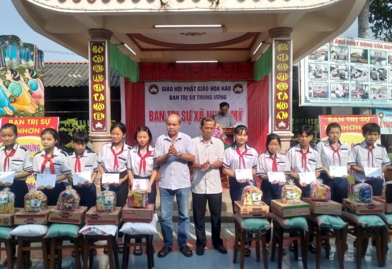 tRAO QUÀ CHO HỌC SINH NGHÈO