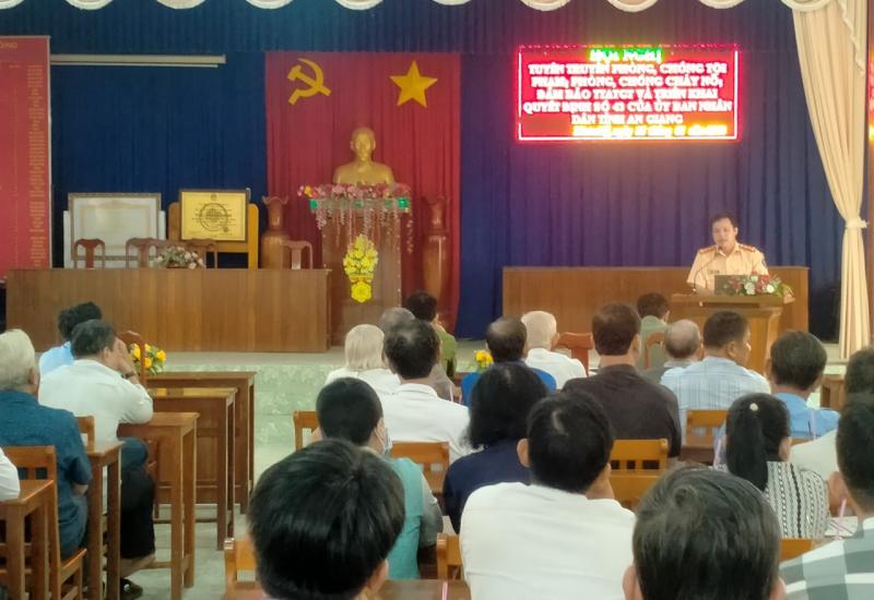 Công an tuyên truyền cho người dân