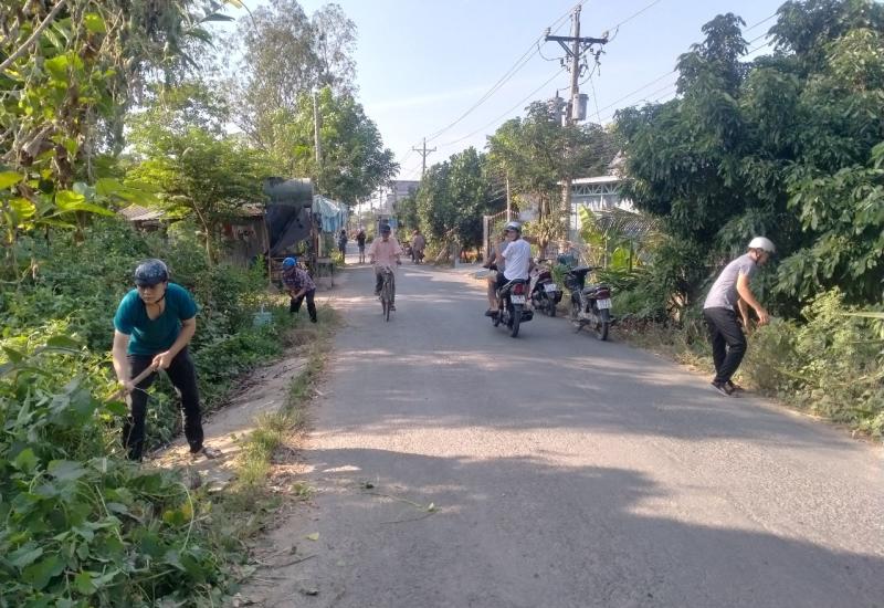 thanh niên đang phát quang bụi rậm