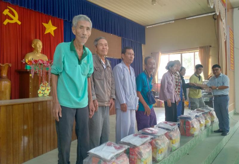 bà con bán vé số nhận quà