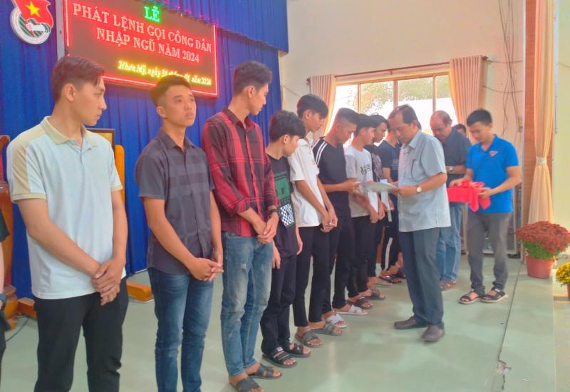 Đ/C Hồ Hữu Hậu trao pháp lệnh gọi nhập ngũ