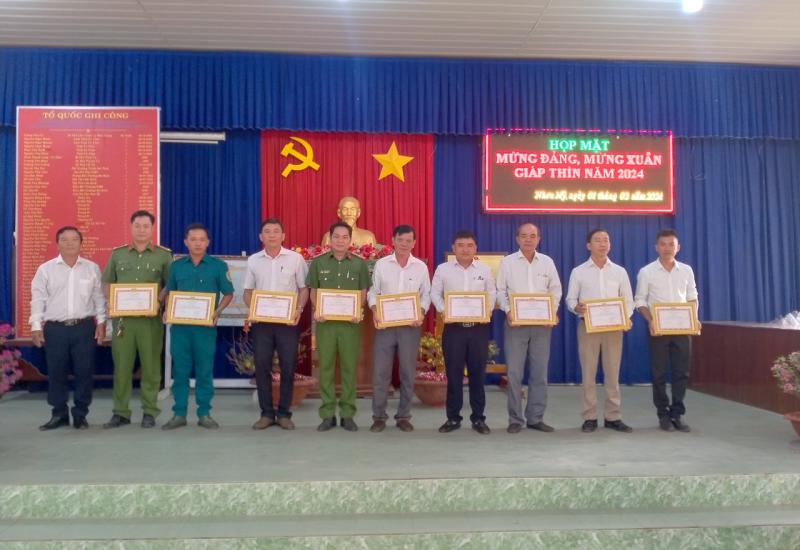 Cán bộ công chức được khen thưởng