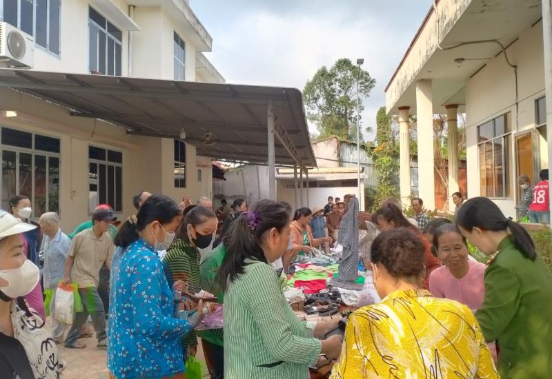 CHỊ EM PHỤ NỮ NHẬN QUẦN ÁO TẾT