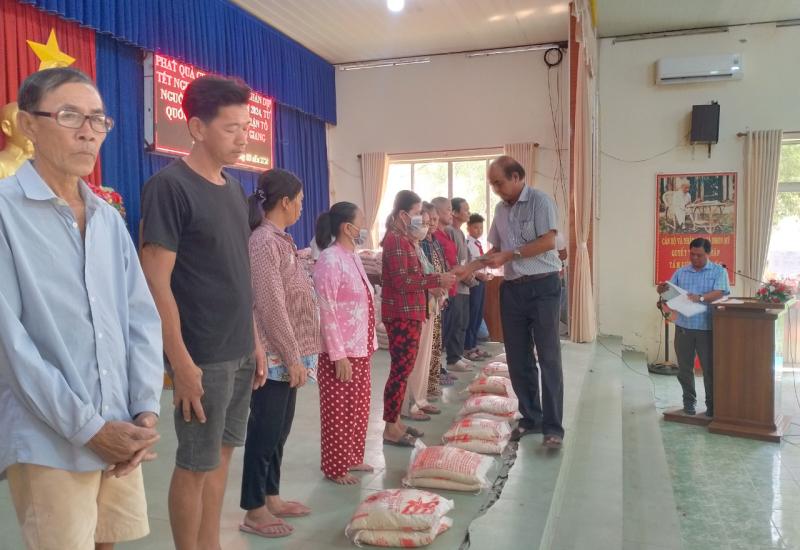 HỘ NGHÈO NHẬN QUÀ TẾT