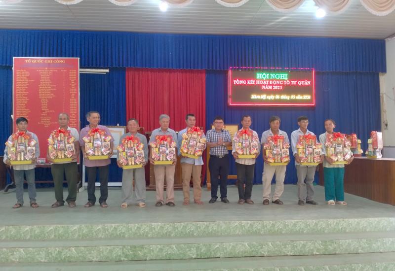 Các tổ tự quản nhận quà tết