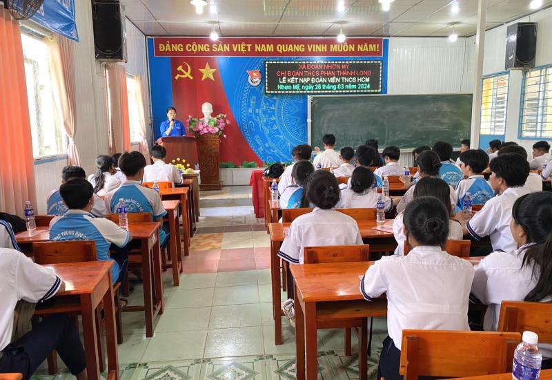 Học sinh tham gia lễ kết nạp