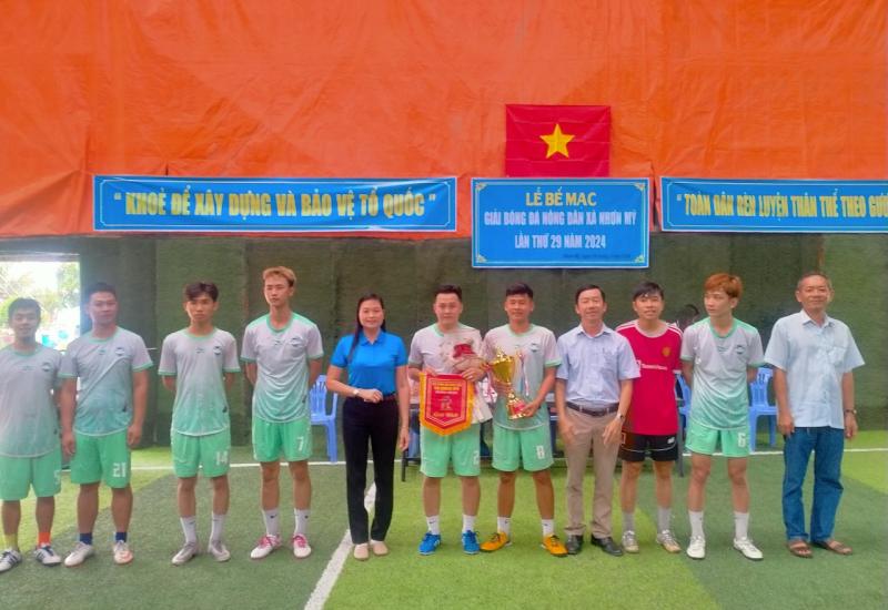 Giám đốc TT.VH-TT&TT huyện Chợ Mới cùng P.BT thường trực trao giải nhất cho đội bóng