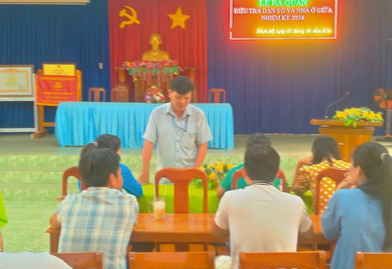 Ông Phan Thanh Truyền - PCT. UBND xã phát biểu buổi ra quân