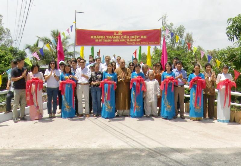 Đại biểu cắt băng khánh thành cầu
