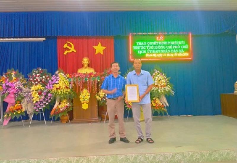 Trao Quyết định nghỉ hưu đối với đồng chí Nguyễn Ngọc Độ, Phó Chủ tịch UBND xã Nhơn Mỹ