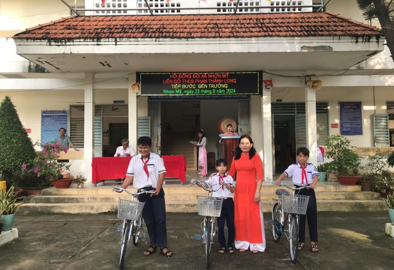 Trường THCS Phan Thành Long trao tặng 3 chiếc xe đạp cho học sinh nghèo